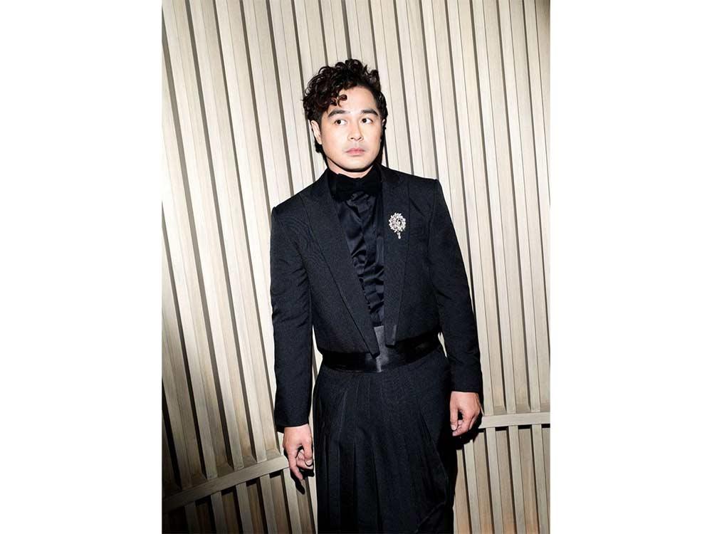 Basil at ang kanyang cellphone 