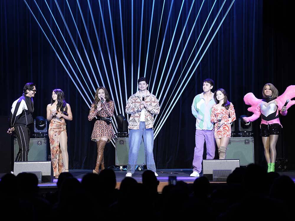 Sparkle Goes to Canada