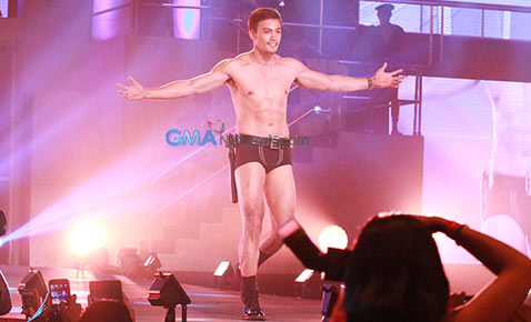 Blistering Paradise: The Cosmo Bachelor Bash 2014