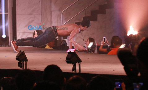 Blistering Paradise: The Cosmo Bachelor Bash 2014