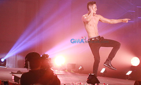 Blistering Paradise: The Cosmo Bachelor Bash 2014