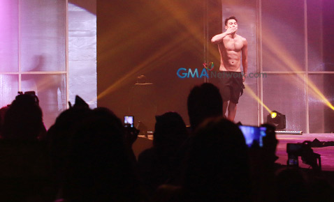 Blistering Paradise: The Cosmo Bachelor Bash 2014