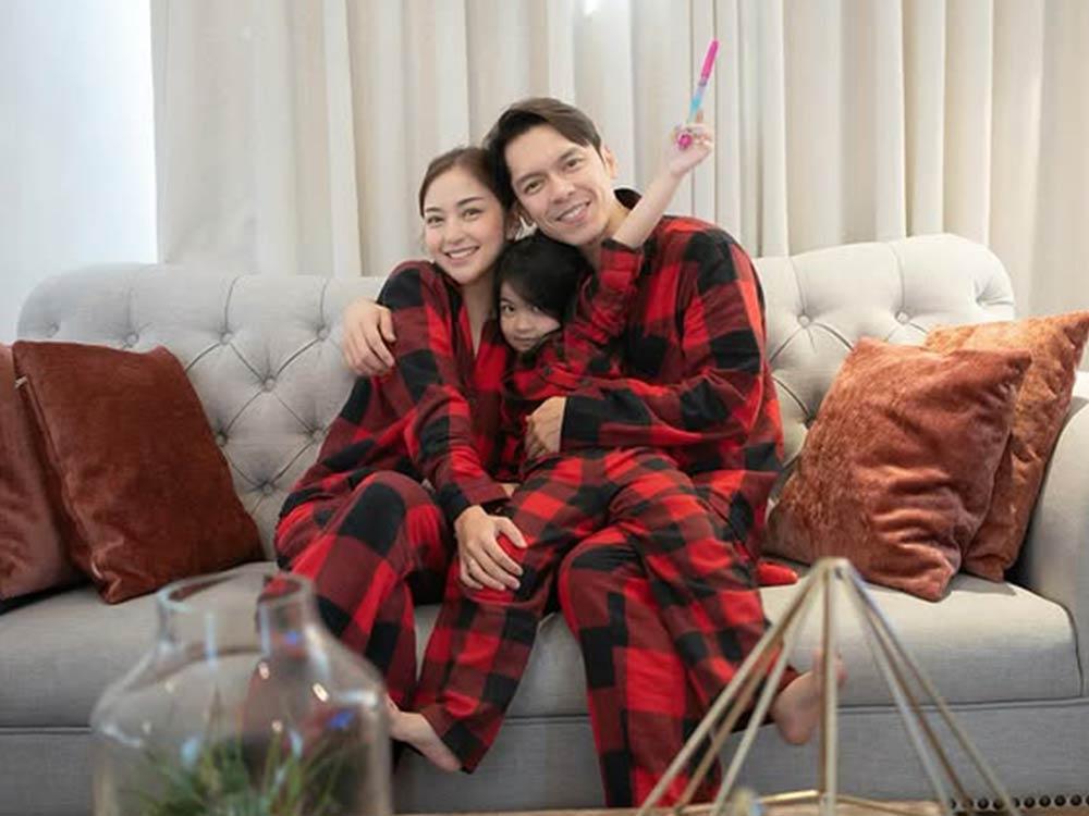 Carlo Aquino and Charlie Dizon