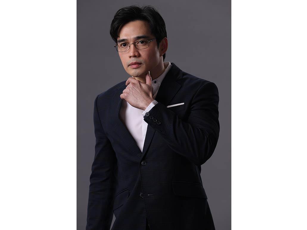 James Blanco bilang Hector