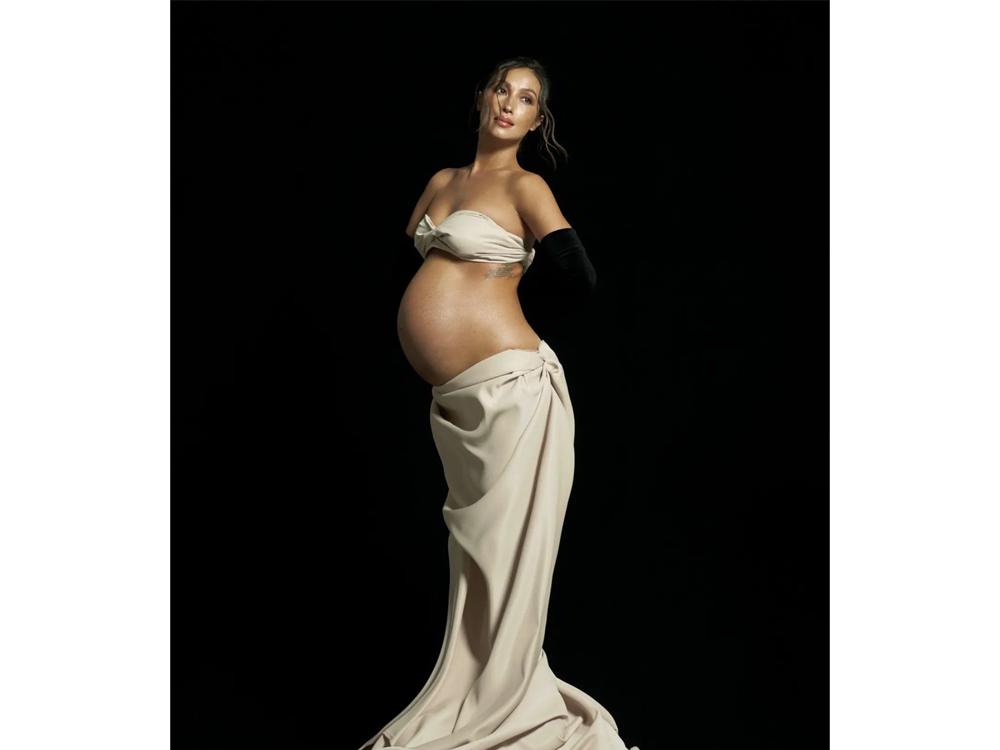 Artsy maternity shoot