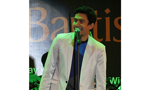 Christian Bautista serenades the Shangri-La Plaza crowd