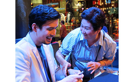 Christian Bautista serenades the Shangri-La Plaza crowd