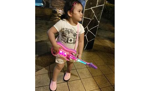 03 Ayesha with guitar