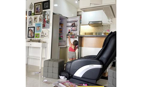 08 Ayesha reaching up