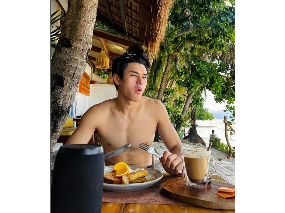 Breakfast by the sea