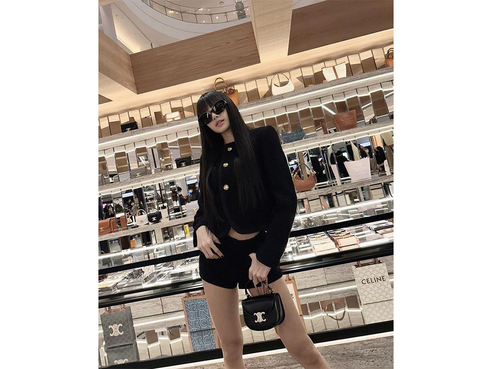 Global Brand Ambassador Lisa with #V & #ParkBogum at CELINE Pop-up Store  🇰🇷 #LISA #LALISA #리사 #リサ #ลิซ่า #블랙핑크 #BLACKPINK #LALISAMANOBAN #…
