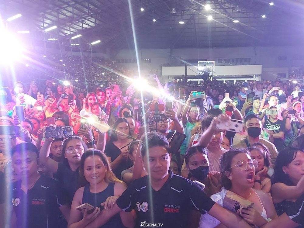 Clamoring fans