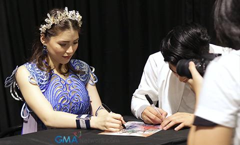 Kylie Padilla Signs Autograph