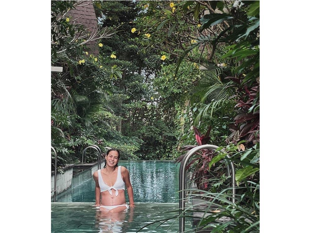 Glowing pregnant mom 