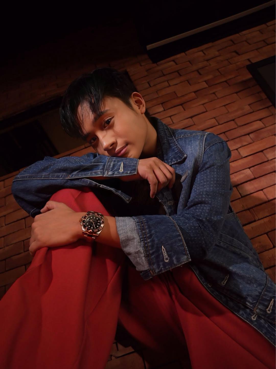 Tinunaw ng titig