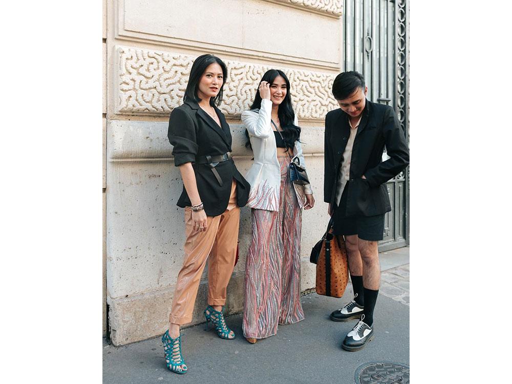 LOOK: Heart Evangelista visits 'Emily in Paris' Savoir office, strikes  'tiis ganda' poses in shoot during Fashion Week