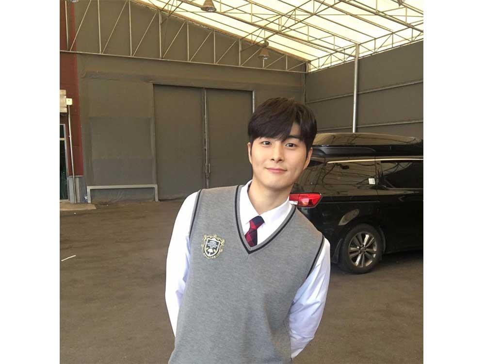 Jung Gun-joo as Robin