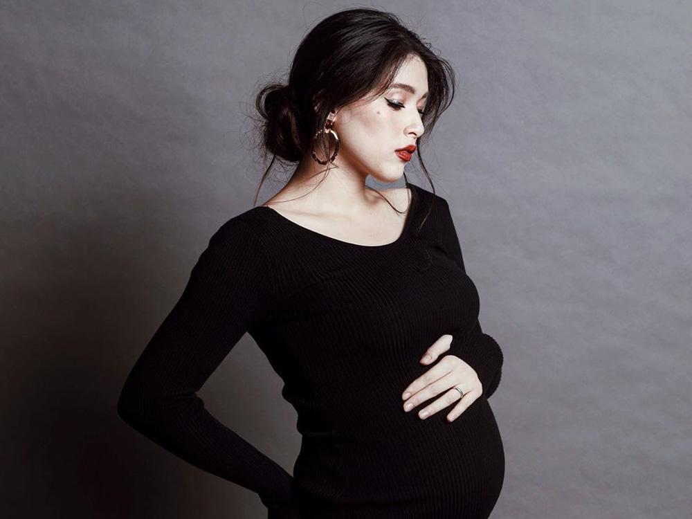 Maternity shoots of celebrity moms