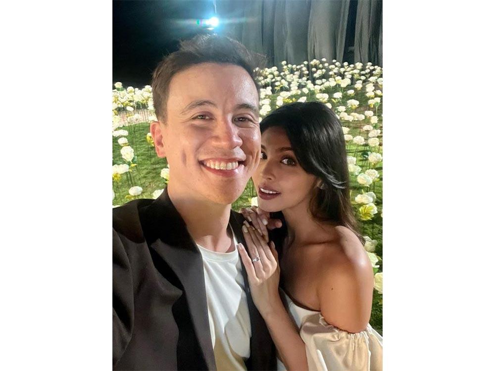 Maine Mendoza and Arjo Atayde