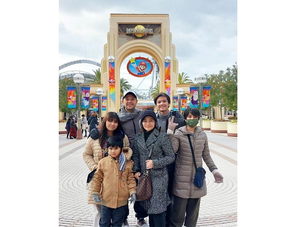 Gladys Reyes and family