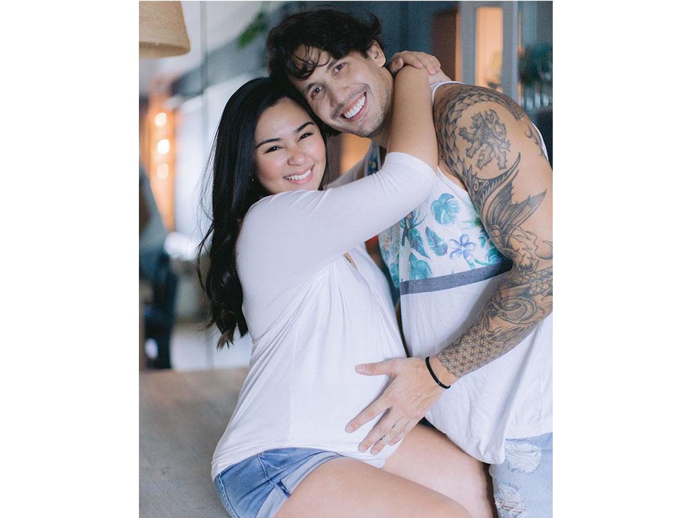 Towering his girlfriend 