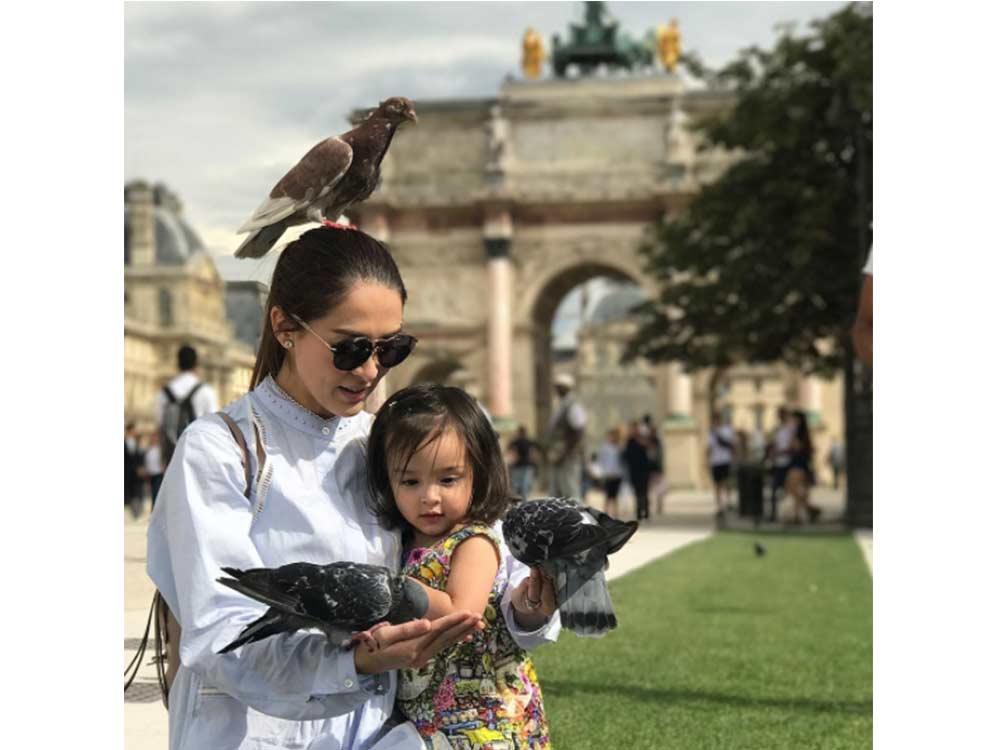 BIRD ON THE QUEEN'S HEAD