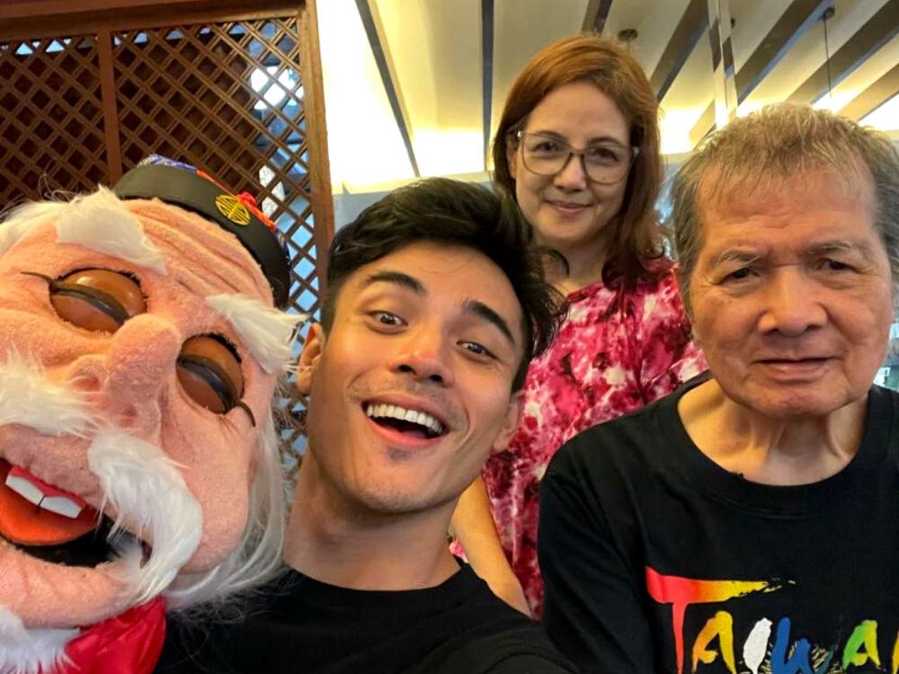 Xian Lim and family