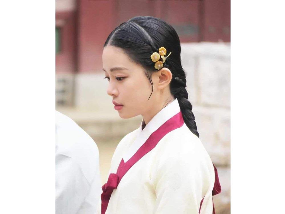 Kim Ju-young as Oh Wol