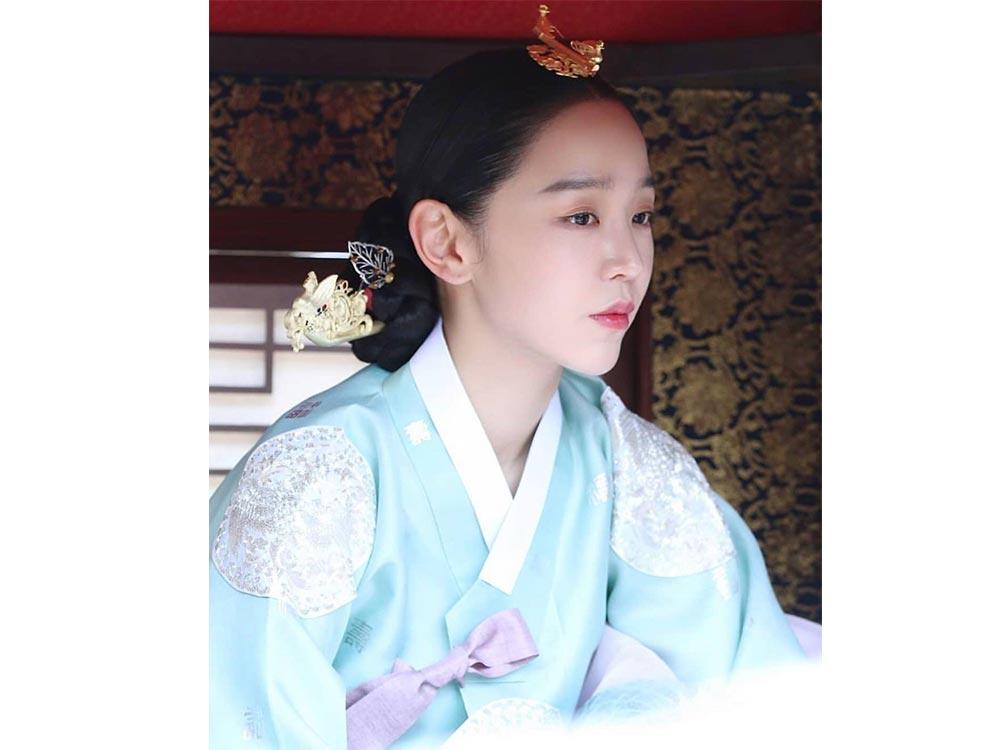 Shin Hye Sun as Kim So-Yong, Queen Cheorin