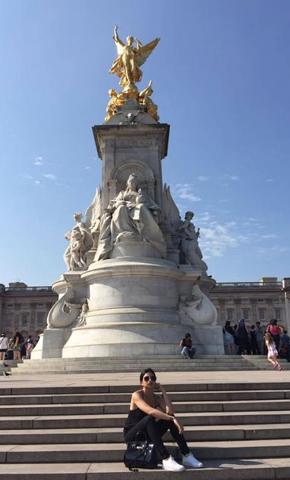 Buckingham Palace tourist