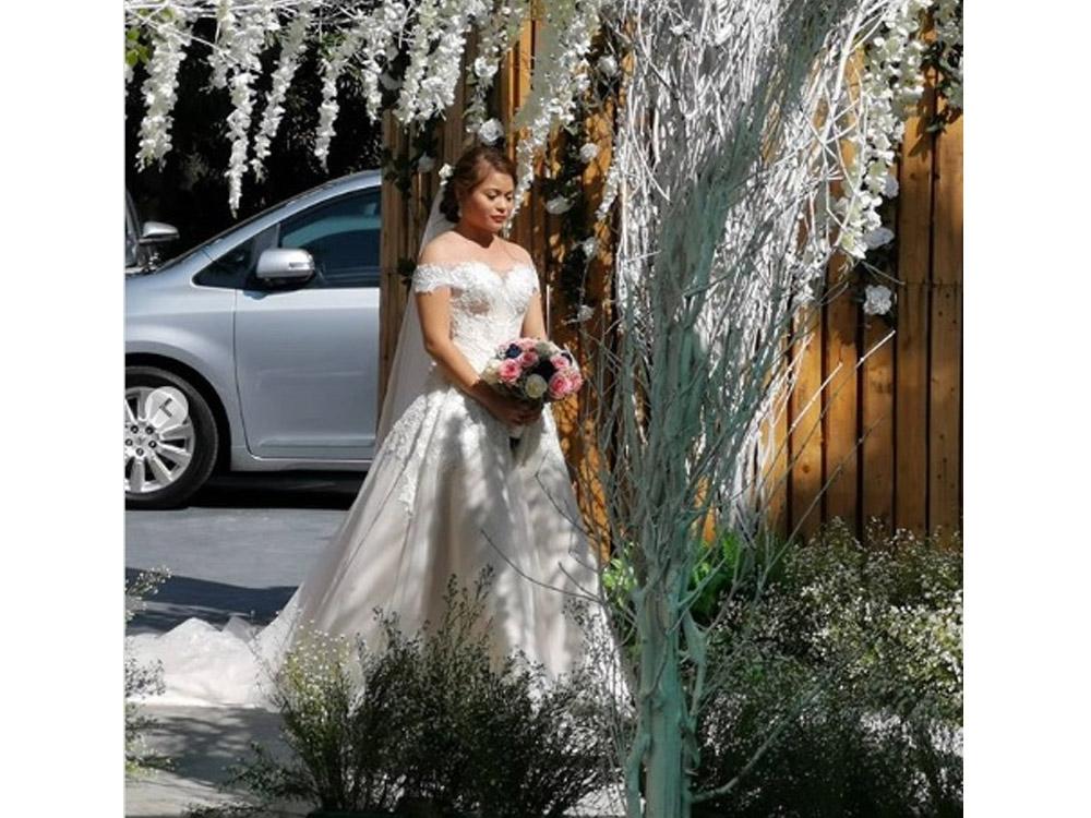 The bride walks down the aisle 