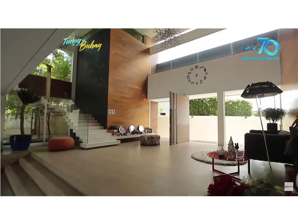 High-ceiling entrance