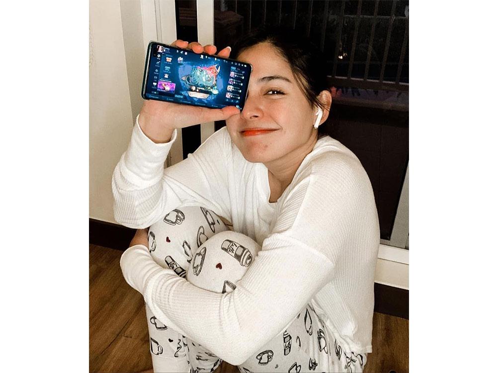 Filipino star Sharlene San Pedro shows her love for COD Mobile in