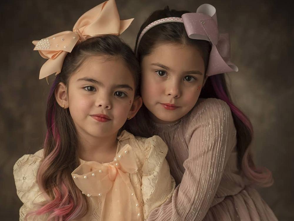 Kendra and Scarlett Kramer receive the cutest micro-mini bags from