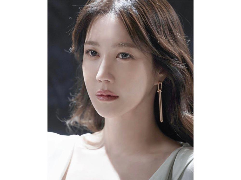 Lee Ji-ah as Simone