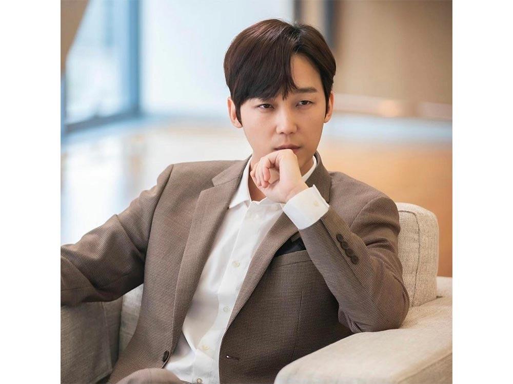 Yoon Jong-hoon as Anton