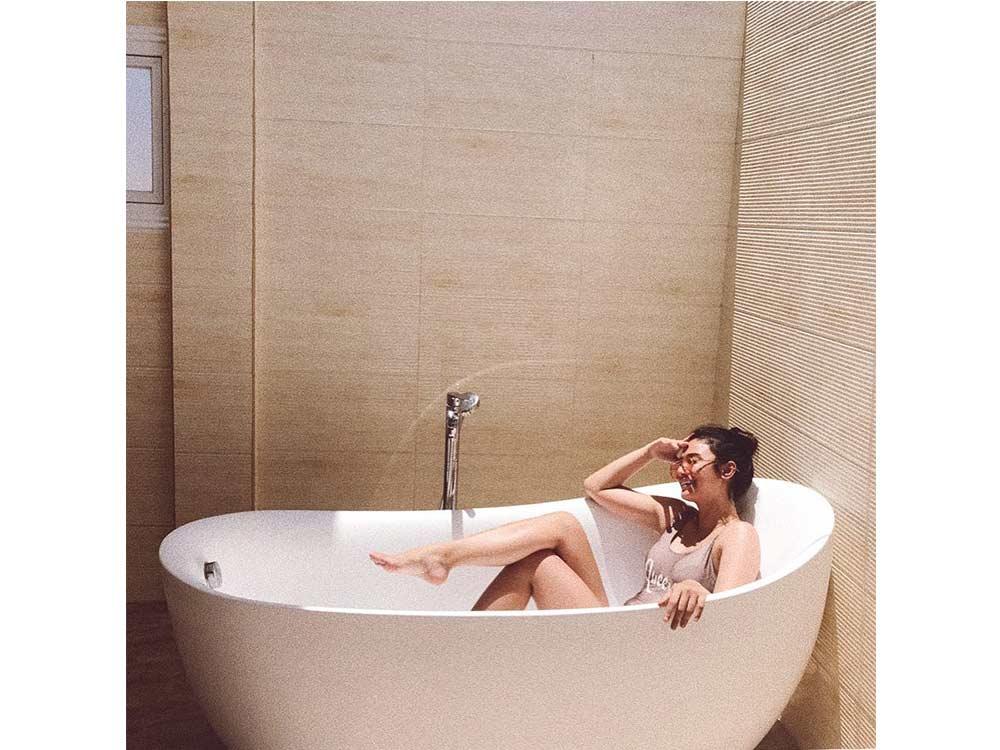 Bath tub
