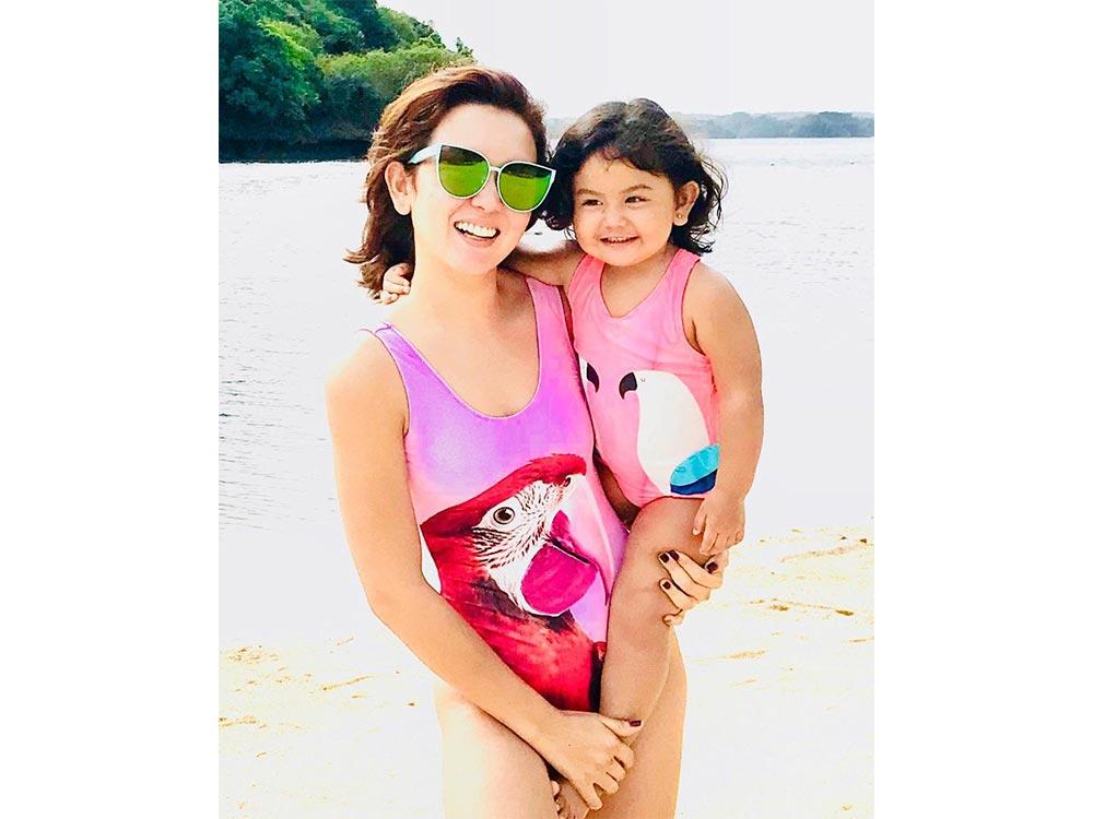 Mama bird, baby bird