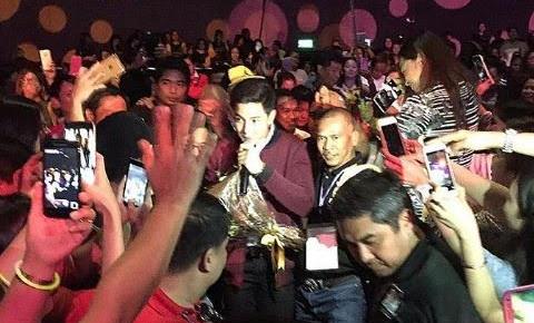 Alden with crowd