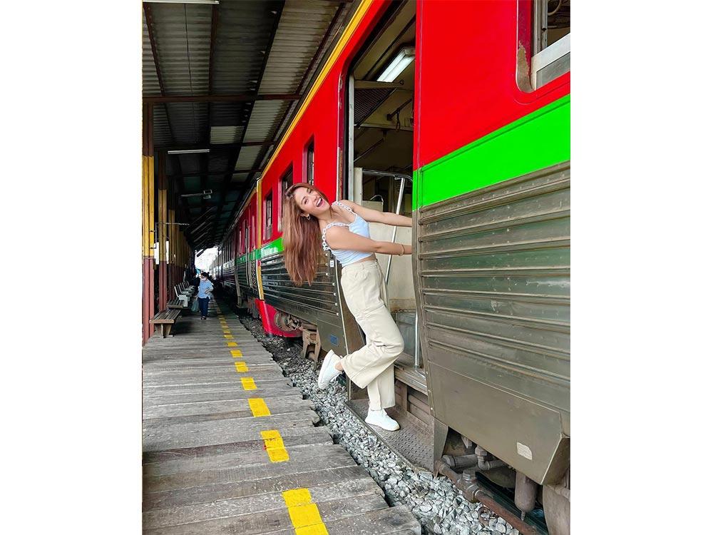 Maeklong Railway Market