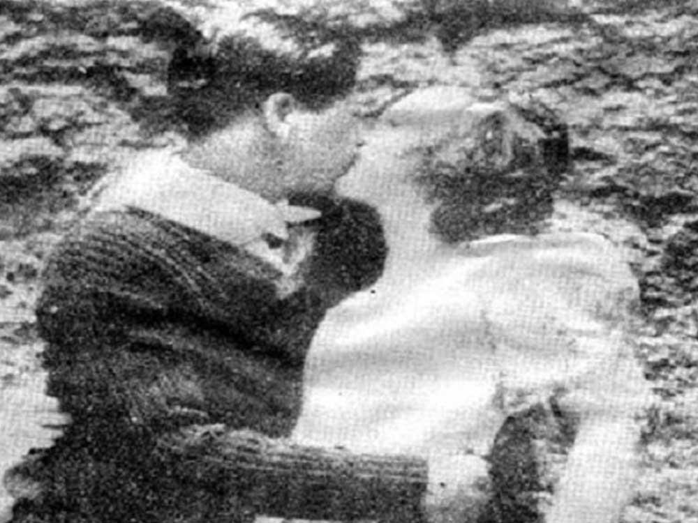 First screen kiss: Tatlong Hambog