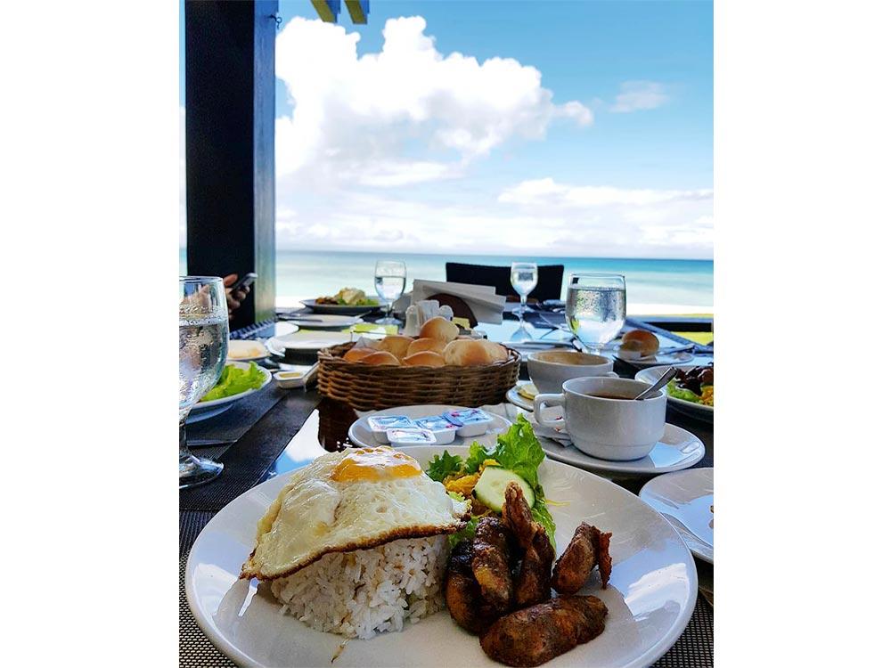 Breakfast by the beach