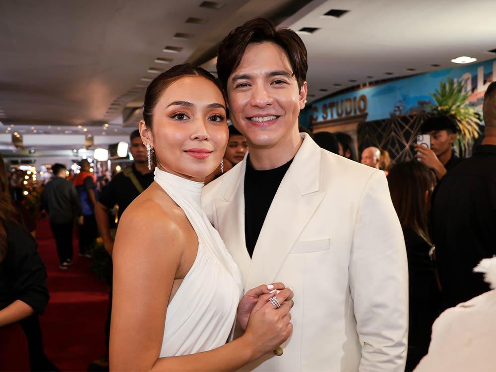 Alden Richards at Kathryn Bernardo, emosyonal na nagyakap sa premiere night ng 'Hello, Love, Again' | GMANetwork.com - Pictures - Articles