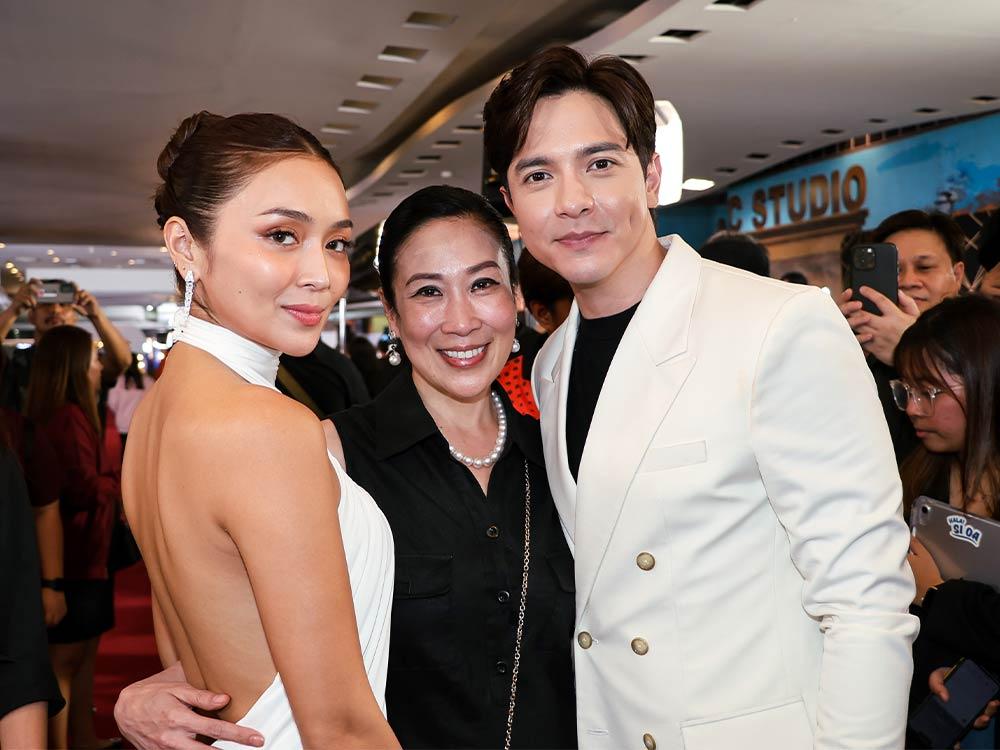 Alden Richards at Kathryn Bernardo, emosyonal na nagyakap sa premiere night  ng 'Hello, Love, Again' | GMANetwork.com - Pictures - Articles