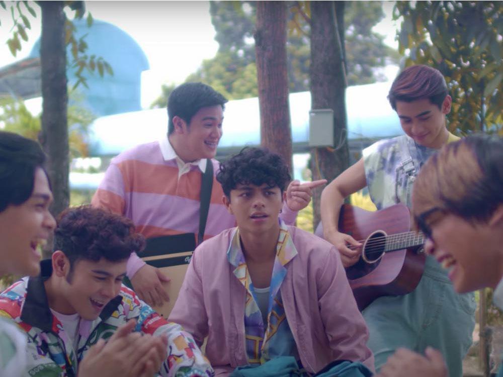 Kokoy de Santos in The Juans' 