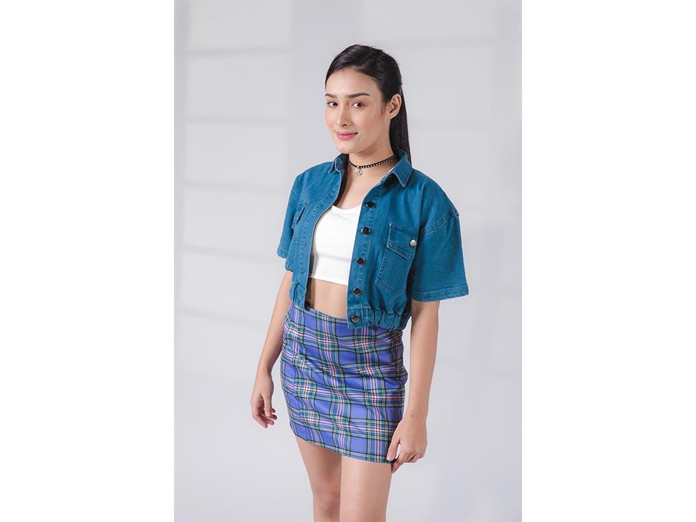 Hailey Mendes bilang Carrie Serrano