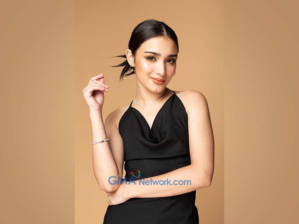 Hailey Mendes as Carrie Serrano