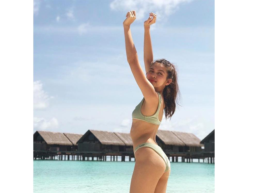 13 Flattering Bikini Poses for a Beach Photoshoot