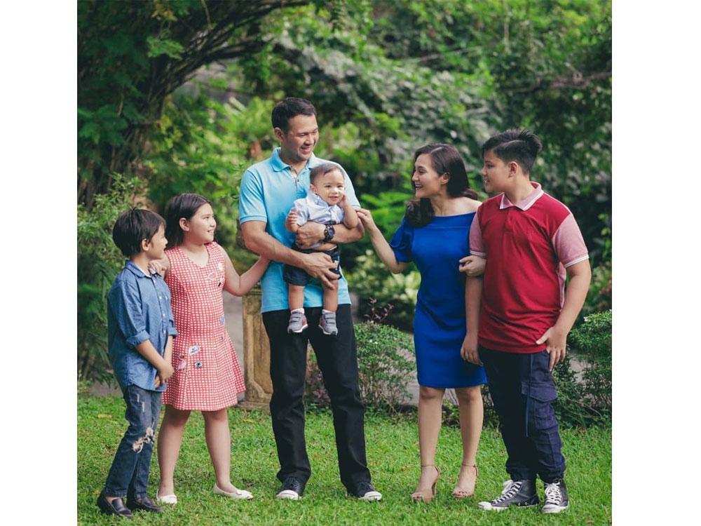 Gladys Reyes and Christopher Roxas's family
