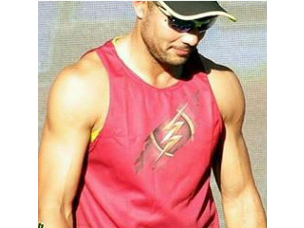 Derek Ramsay sleeveless